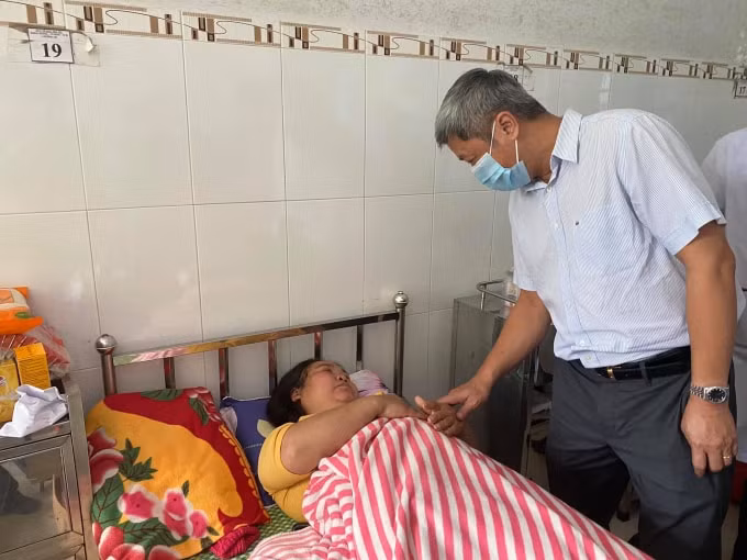 Thứ trưởng Nguyễn Trường Sơn thăm hỏi nạn nhân trong vụ sạt lở đất tại xã Trà Leng, huyện Nam Trà My vụ đang điều trị tại Trung tâm Y tế huyện Bắc Trà My (ảnh TL).