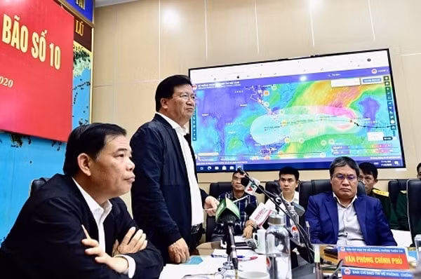 Phó Thủ tướng Trịnh Đình Dũng phát biểu chỉ đạo công tác ứng phó với bão GONI. Ảnh: VGP