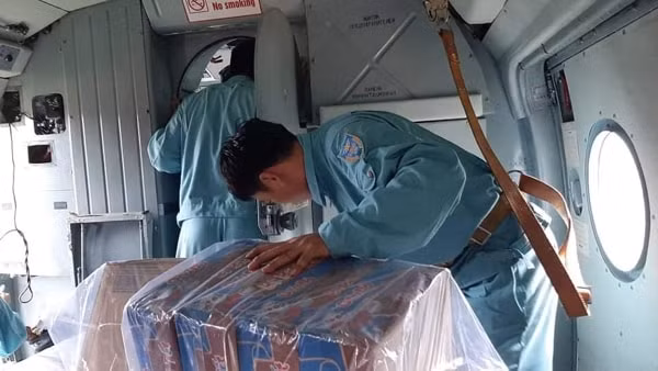 Hàng hóa được đưa lên máy bay Mi 171 để tiếp tế cho nhân dân 2 xã Phước Lộc, Phước Thành