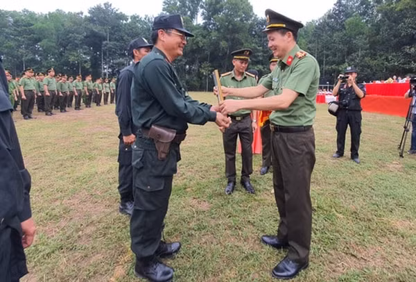 Giám đốc Công an tỉnh Đồng Nai trao quyết định cho Tổ công tác. Ảnh: TTO