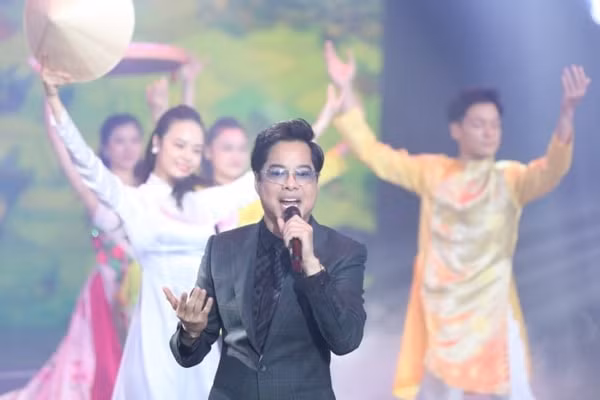 Ca sĩ Ngọc Sơn biểu diễn và ủng hộ miền Trung 100 triệu đồng thông qua chương trình