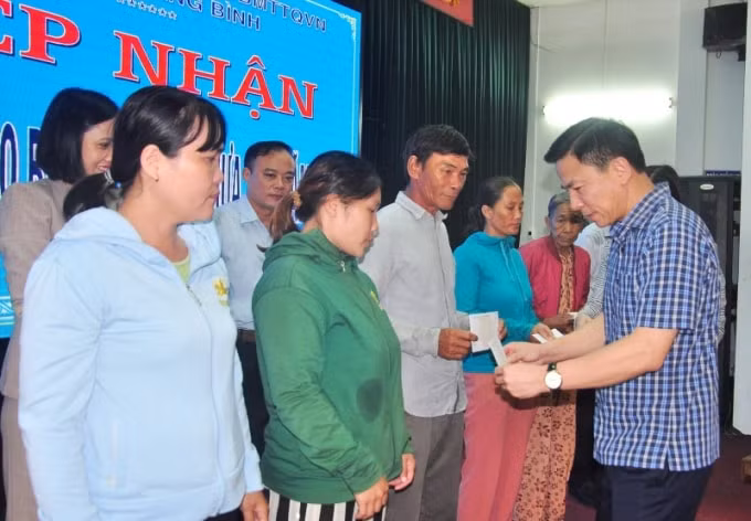 Tân Bí thư Tỉnh ủy Thanh Hóa Đỗ Trọng Hưng thăm, tặng quà cho các gia đình huyện Thăng Bình, tỉnh Quảng Nam bị thiệt hại nặng do bão số 9 gây ra