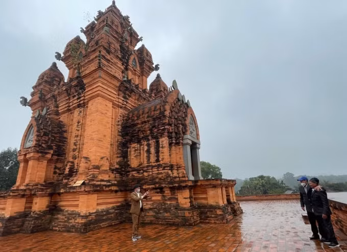 den lang van hoa nghe sac xuan tu hoi hinh 3