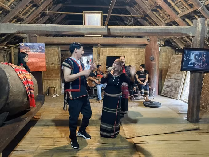 den lang van hoa nghe sac xuan tu hoi hinh 1