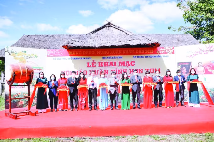 hoi bao xuan sac xuan qua tung trang bao gin giu hon cot dan toc hinh 1