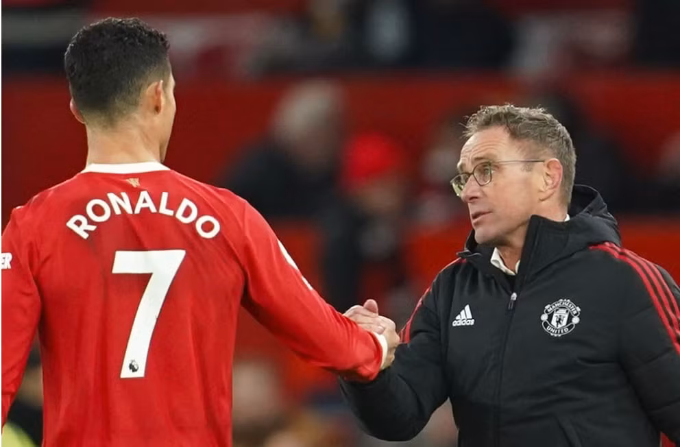 noi chien man utd cristiano ronaldo bat man voi hlv rangnick hinh 2