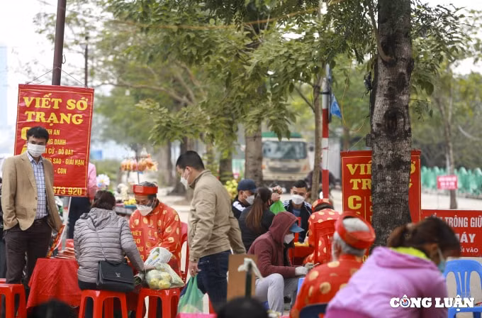 rat dong nguoi dan do ve phu tay ho ha noi di le ngay ram thang gieng hinh 3