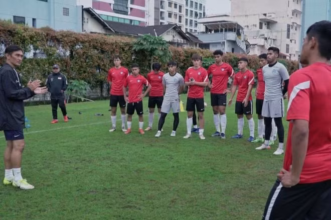 tuyen u23 singapore ghi nhan nhieu ca mac covid 19 hinh 1