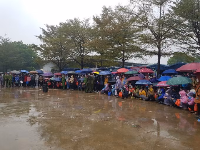hang nghin cong nhan dinh cong doi tang luong o ninh binh trong mua ret hinh 1