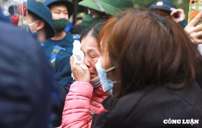 ha noi nguoi dan doi mua dua con em minh len duong nhap ngu hinh 18