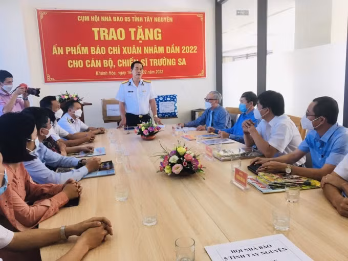 trao tang an pham bao chi xuan nham dan 2022 cho can bo chien si truong sa hinh 4