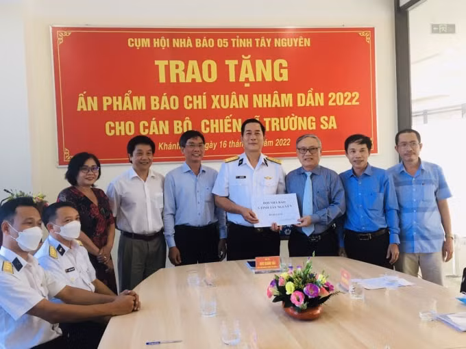 trao tang an pham bao chi xuan nham dan 2022 cho can bo chien si truong sa hinh 1