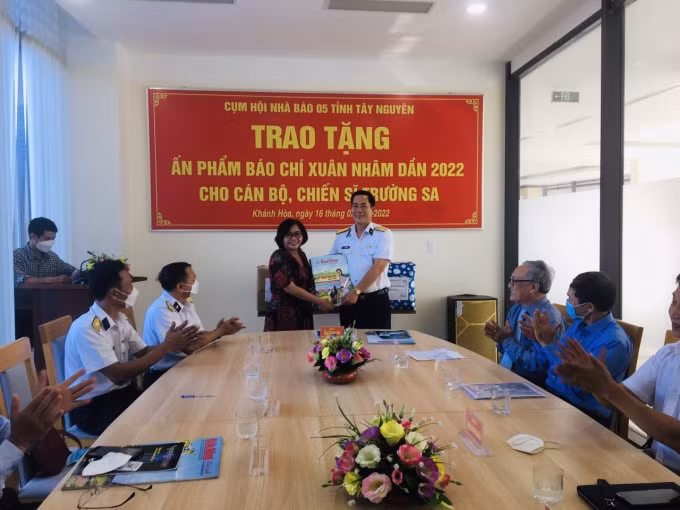 trao tang an pham bao chi xuan nham dan 2022 cho can bo chien si truong sa hinh 3