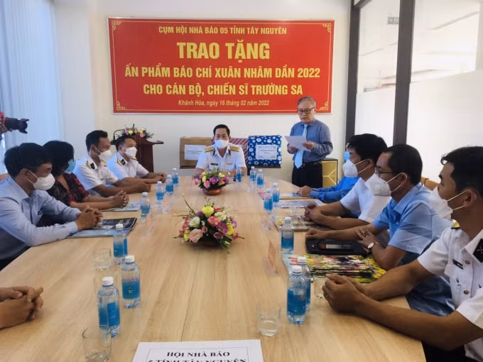 trao tang an pham bao chi xuan nham dan 2022 cho can bo chien si truong sa hinh 5