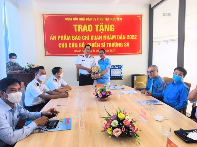 trao tang an pham bao chi xuan nham dan 2022 cho can bo chien si truong sa hinh 2