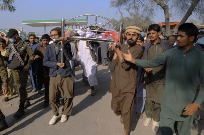 mot nguoi o pakistan bi nem da den chet o vi toi bang bo hinh 1