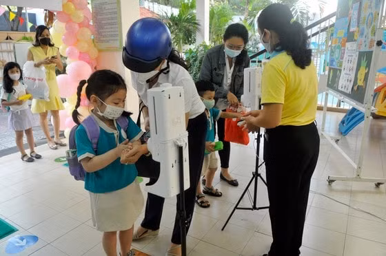 ngay dau tre mam non den lop 6 tro lai truong tp hcm phat hien 3 ca f0 hinh 2