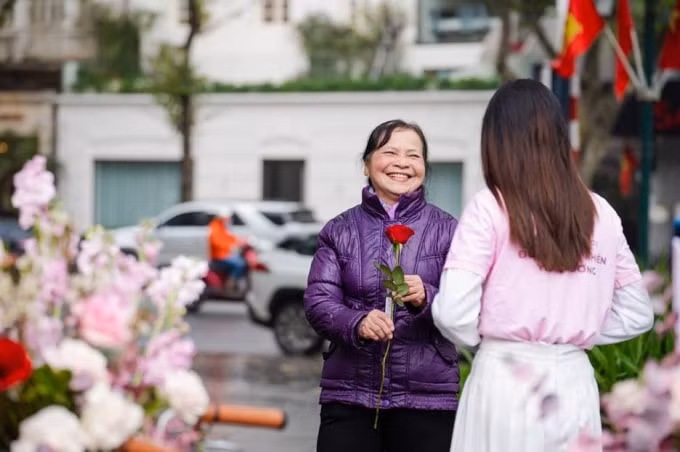 valentine 2022 man to tinh an tuong nhat the gioi vua dien ra tai ha noi voi 99999 bong hong hinh 11