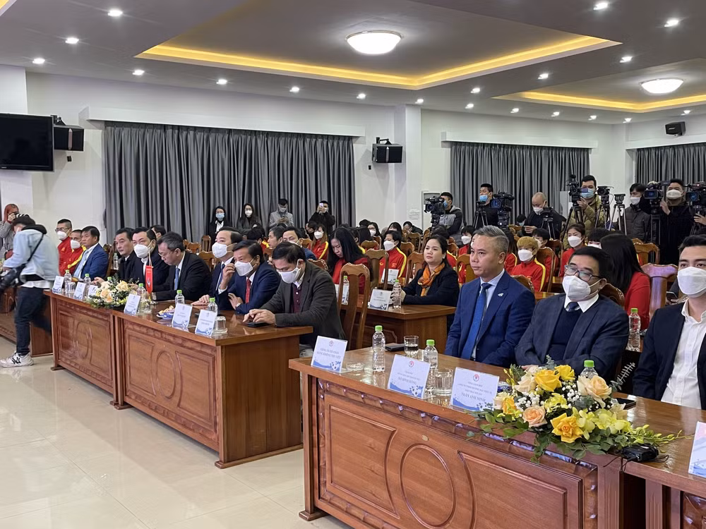 vff to chuc le mung cong trao tien thuong cho doi tuyen bong da nu viet nam hinh 2