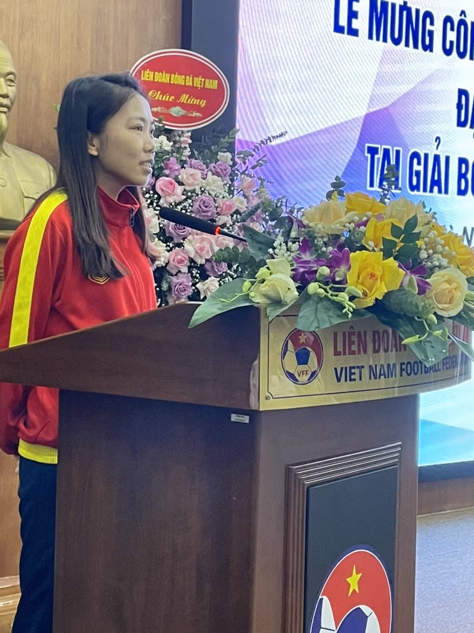 vff to chuc le mung cong trao tien thuong cho doi tuyen bong da nu viet nam hinh 5