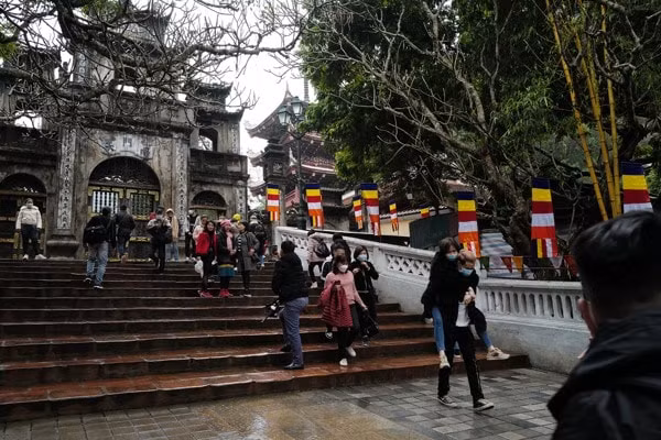 chua huong mo cua don du khach som mot tuan hinh 1