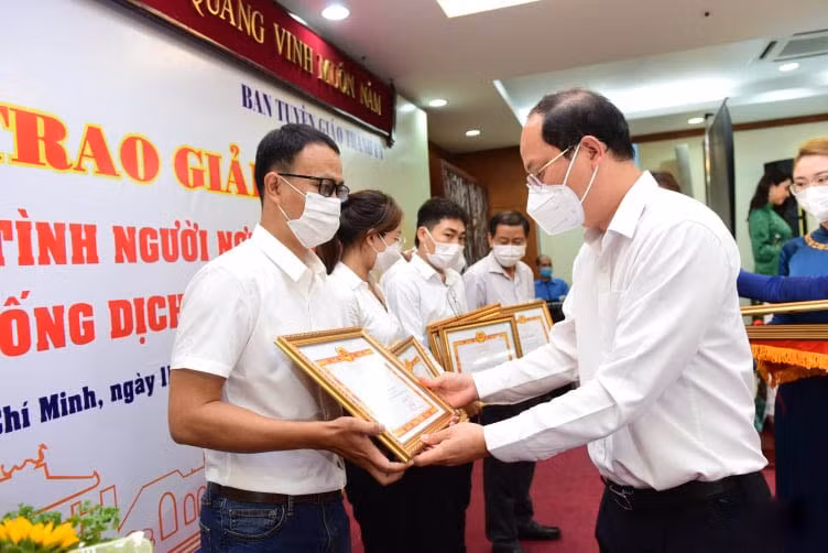 trao giai cuoc thi viet tinh nguoi noi tuyen dau phong chong dich covid 19 hinh 1