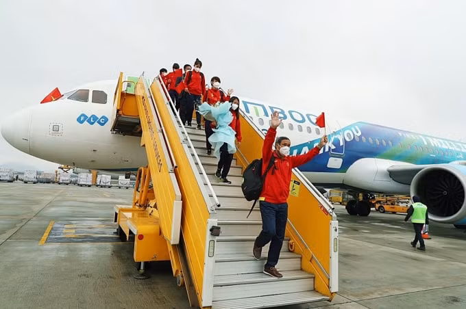 chuyen co dac biet cua bamboo airways don nhung co gai vang cua doi tuyen bong da nu viet nam ve nuoc hinh 6
