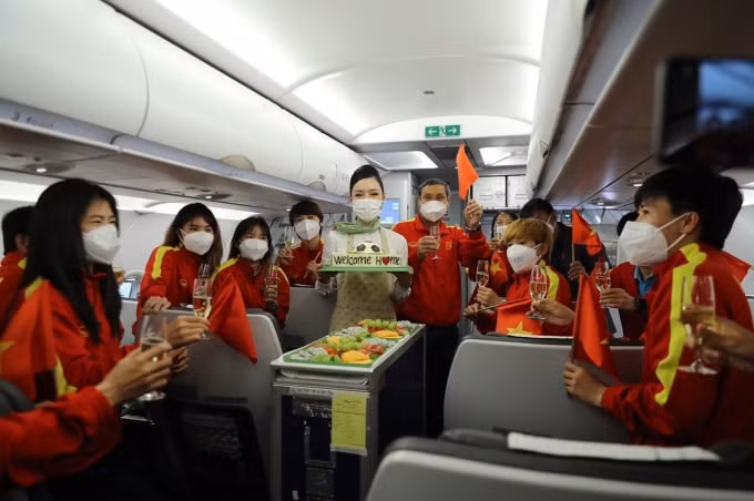 chuyen co dac biet cua bamboo airways don nhung co gai vang cua doi tuyen bong da nu viet nam ve nuoc hinh 5