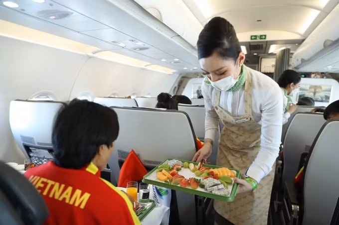 chuyen co dac biet cua bamboo airways don nhung co gai vang cua doi tuyen bong da nu viet nam ve nuoc hinh 4