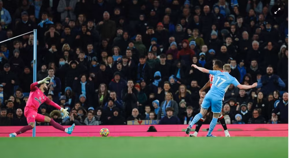 thang brentford man city tang khoang cach voi liverpool len 12 diem hinh 6