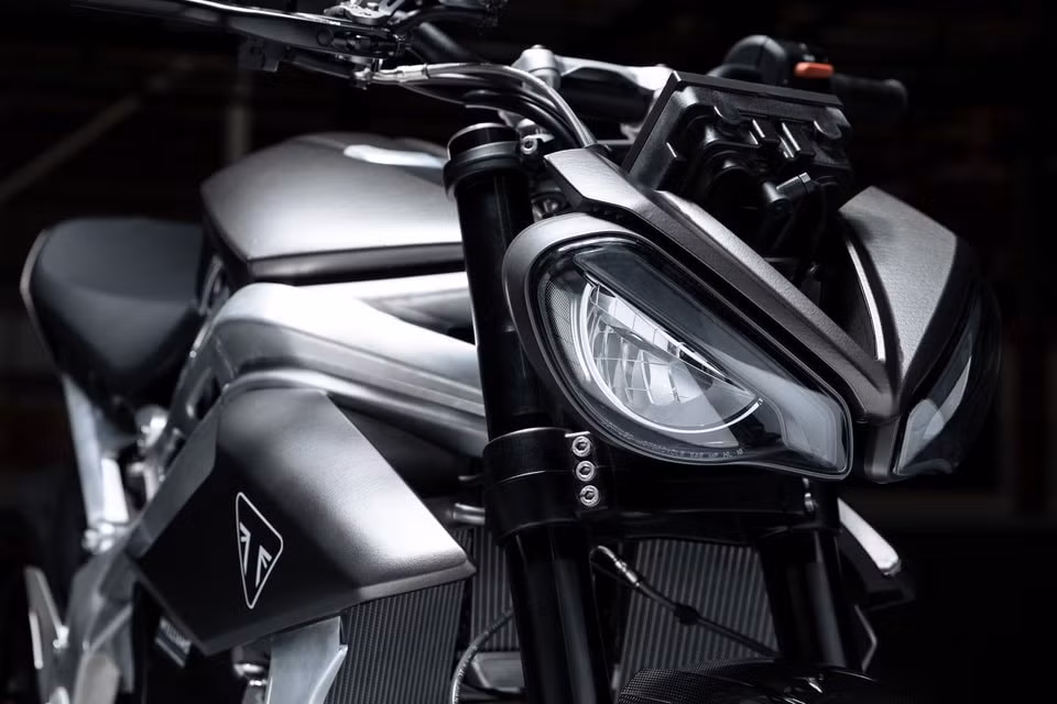 moto dien triumph te 1 se duoc trang bi sac nhanh hinh 3