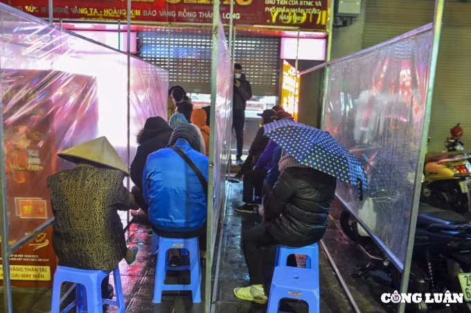 ha noi nhon nhip nguoi dan di mua vang lay may ngay via than tai tu mo sang hinh 2