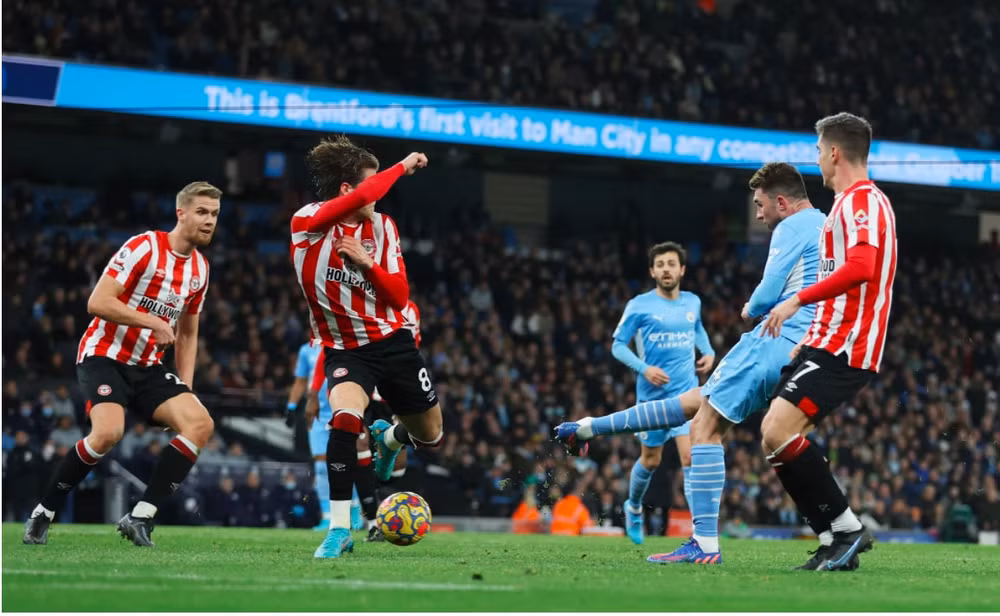 thang brentford man city tang khoang cach voi liverpool len 12 diem hinh 2