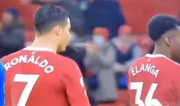 cristiano ronaldo nho nuoc bot vao dan em elanga hinh 1