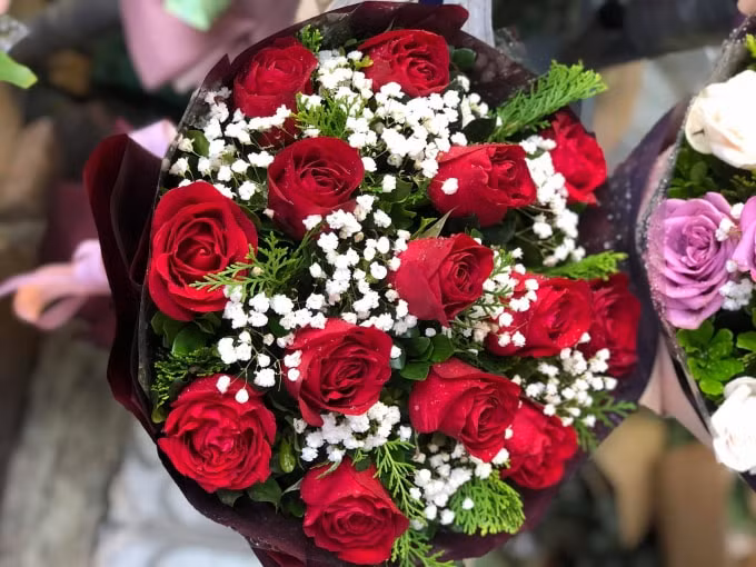khan hiem nguon cung gia hoa tuoi ngay valentine doi gia bat thuong hinh 2
