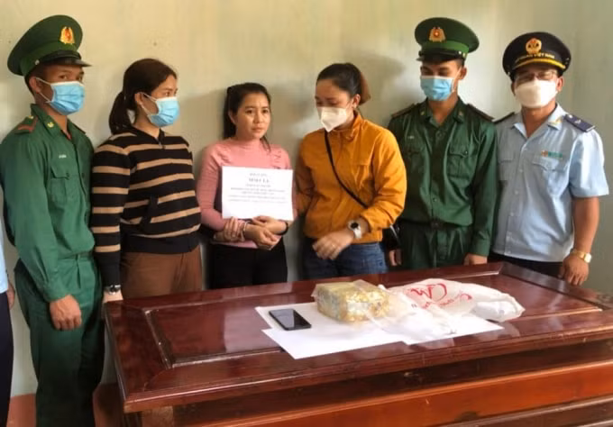 bat 1 phu nu lao khi dang van chuyen ma tuy da tai cua khau quoc te bo y hinh 1