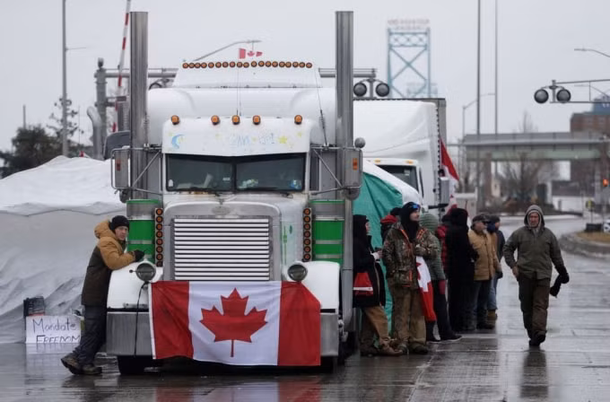 canada ra lenh cham dut cuoc bieu tinh gan bien gioi voi my hinh 1