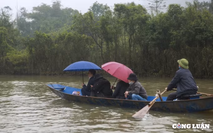 ha noi nguoi dan doi mua ngoi thuyen di suoi yen den chua huong trong gia ret hinh 7