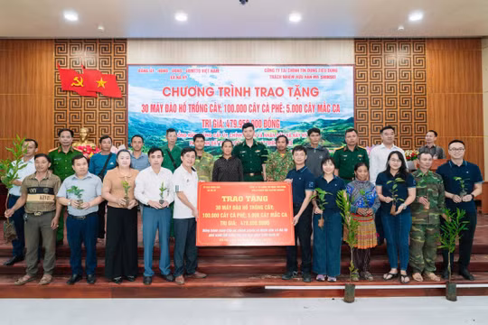 Mcredit trao tặng 105.000 cây giống, hỗ trợ sinh kế cho người dân Nà Hỳ (Điện Biên) 