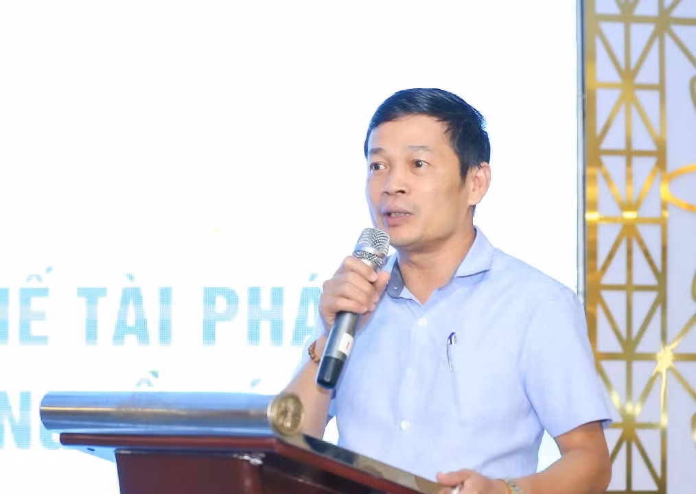 Nhà báo Nguyễn Tri Thức
