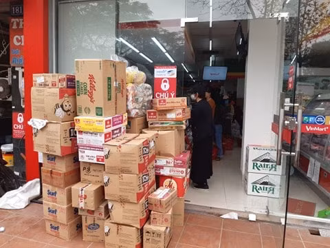 Một số cửa hàng của hệ thống siêu thị VinMart mì gói cũng được tập kết đáp ứng đủ nhu cầu mua sắm của người dân. Ảnh H.L.