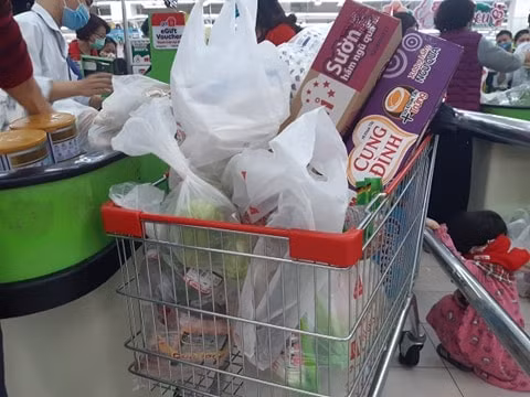 Mặt hàng chủ yếu được người dân lựa chọn là mì gói, miến, các loại thực phẩm và đồ dùng sinh hoạt hàng ngày. Ảnh HL.