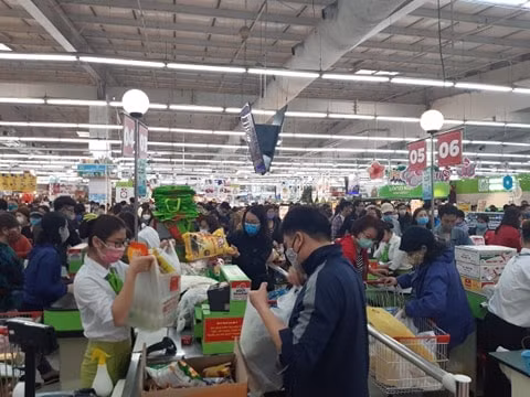 Tại siêu thị Bic C Thăng Long người dân tới đây mua hàng mỗi lúc một đông. Ảnh HL.