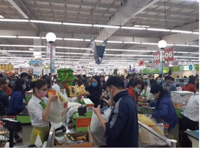 Người dân cần bình tĩnh vì Hà Nội đảm bảo cung cấp đầy đủ nhu yếu phẩm. Ảnh: Hùng Long