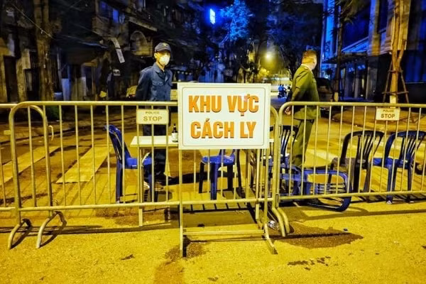 Lực lượng chức năng lập hàng rào chốt chặn ở phố Trúc Bạch, Hà Nội - khu vực vừa phát hiện có người nhiễm virus SARS-CoV-2. Ảnh: VNE