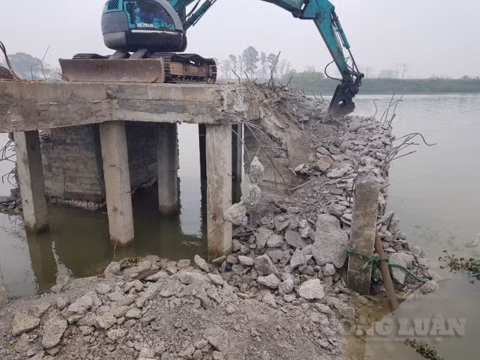Do phần bê tông cốt thép có khối lượng lớn lại nằm phần dưới sát mép sông Luộc nên việc phá dỡ phải đảm bảo tính an toàn.