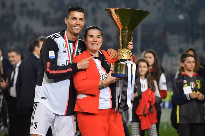Ronaldo chia sẻ cùng mẹ khoảnh khắc vinh quang của mình. Ảnh Sport5