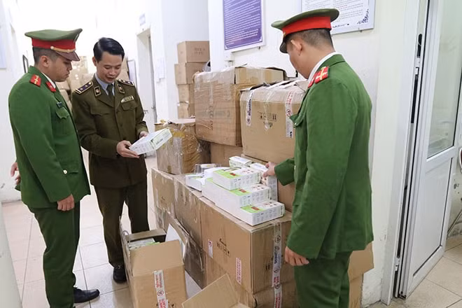 Đội QLTT số 12 (Cục QLTT TP.Hà Nội) phát hiện hàng trăm máy đo thân nhiệt không có hóa đơn chứng từ. Ảnh: TL