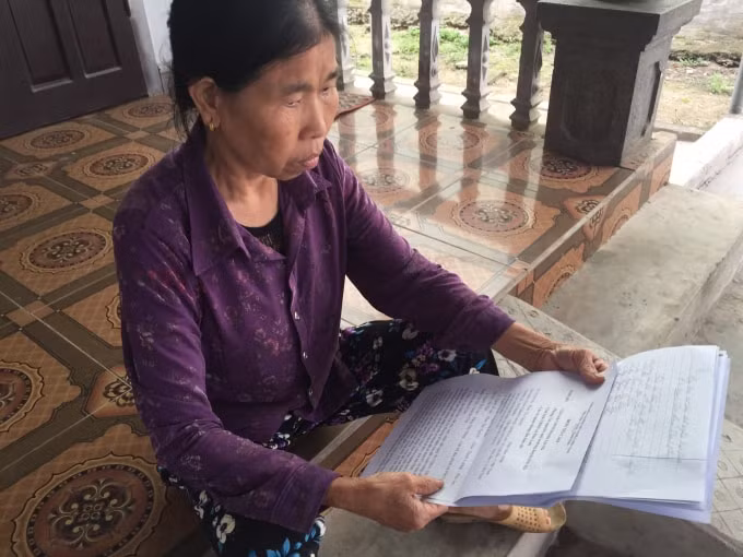 Bà Phan Thị Nguyệt suốt gần 4 năm đội đơn đến các cơ quan chức năng để đòi lại đất bị mất.