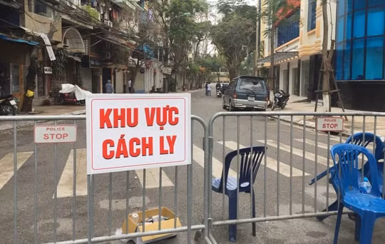 Lực lượng chức năng lập chốt kiểm soát, phong tỏa khu vực phố Trúc Bạch, Châu Long (quận Ba Đình, Hà Nội). Ảnh TL.